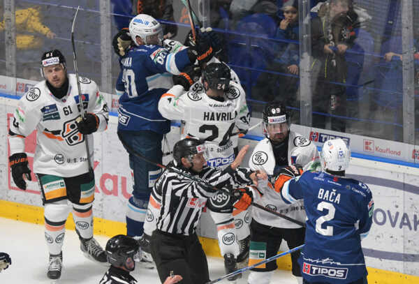 Šarvátka počas zápasu 8. kola hokejovej Tipos extraligy HC Košice - HK Nitra.