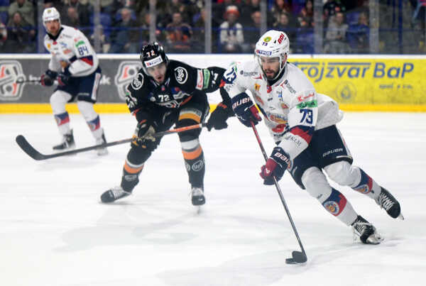 Na snímke vľavo Filip Krivošík (Košice) a vpravo Michal Beňo (Zvolen) v prvom zápase semifinále play off.