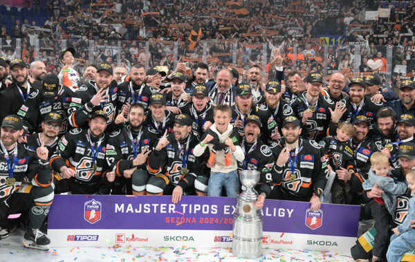 Hráči Košíc s majstrovským pohárom po siedmom zápase finále play off hokejovej Tipos extraligy.