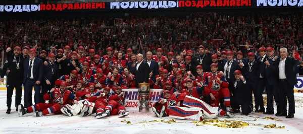 Hokejisti HC Lokomotiv Jaroslavľ oslavujú zisk Gagarinovho pohára po triumfe v KHL.