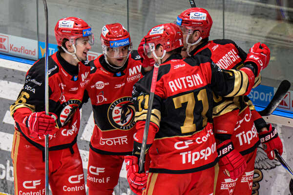 Radosť hokejistov Prešova z gólu.