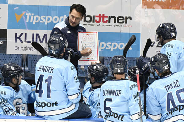 Lavička HC Slovan Bratislava.