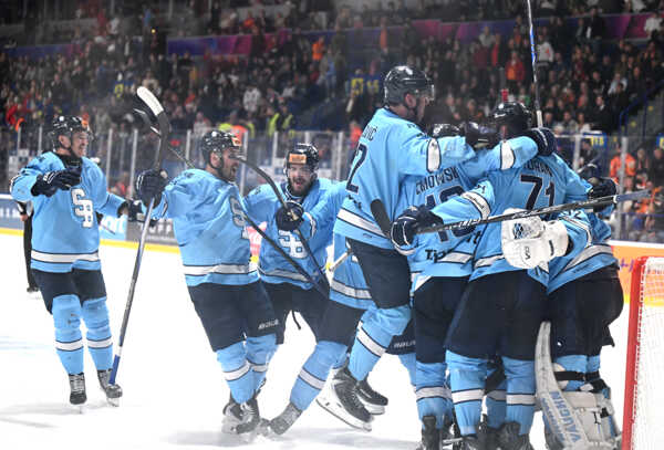 Radosť hráčov tímu HC Slovan Bratislava.