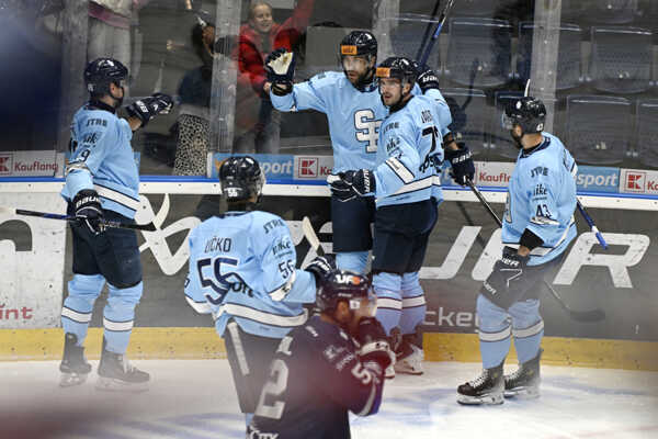 Radosť hráčov Slovana po strelení prvého gólu.