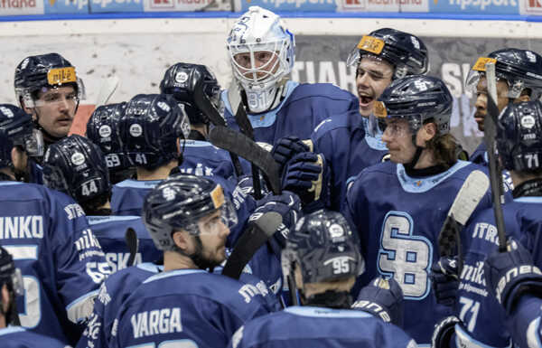 Oslavujúci hokejisti HC Slovan Bratislava.
