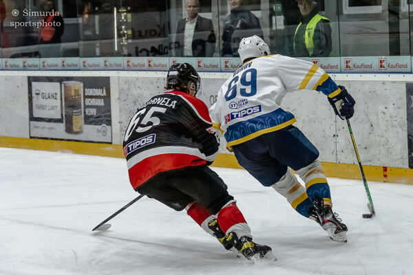 Obranca Henry Maarnela (vľavo).