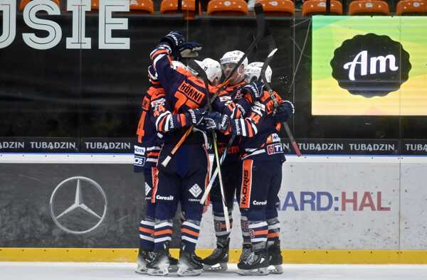 Hráči Michaloviec sa tešia po góle v štvrtom zápase hokejovej kvalifikácie o postup do play off Tipos extraligy /na 3 ví Hráči Michaloviec sa tešia po góle v štvrtom zápase hokejovej kvalifikácie o postup do play off Tipos extraligy /na 3 ví