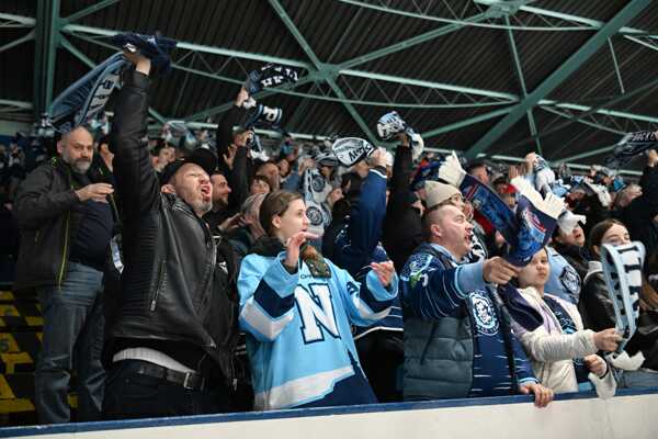 Fanúšikovia HK Nitra povzbudzujú corgoňov.