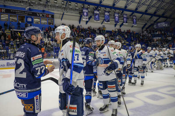 Hokejisti Popradu a Nitry si podávajú ruky po postupe corgoňov do semifinále.