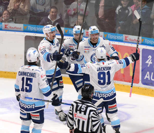 Radosť hráčov Nitry po góle.