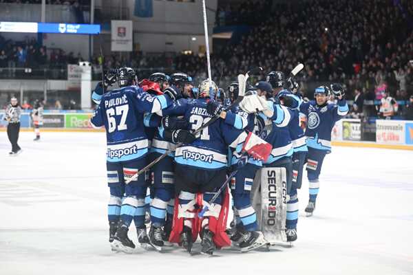Hokejisti HK Nitra sa radujú z postupu do semifinále.