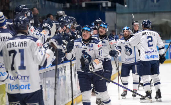 Radosť hráčov HK Poprad po góle.