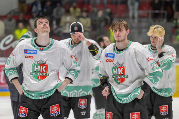 Smútiaci hokejisti Skalice.