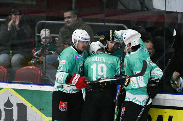 Radosť hráčov Skalice po prvom góle.