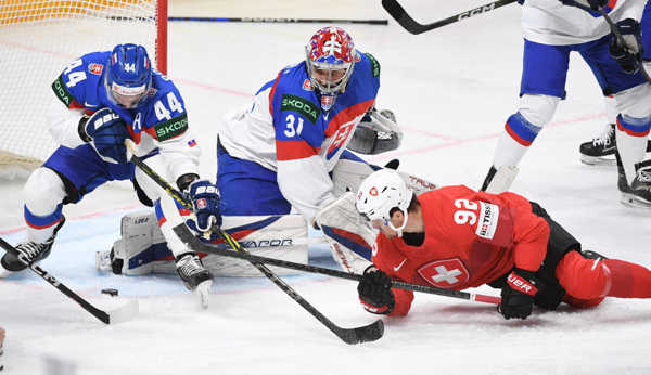 Hlavaj drží Švajčiarov.