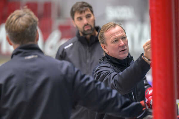 Hlavný tréner HC Prešov Peteris Skudra počas tréningu.