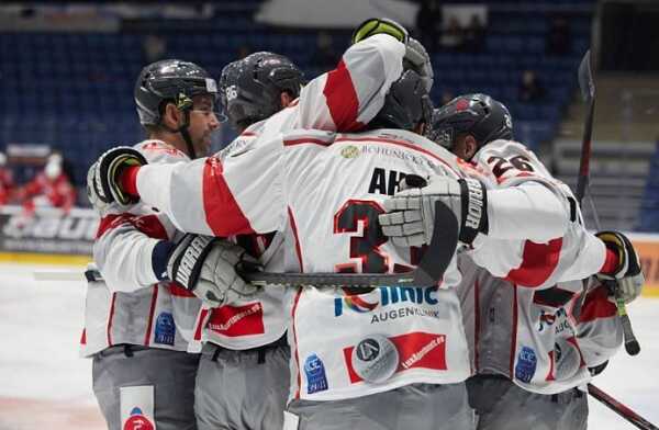 Hokejisti Bratislavy Capitals po góle.