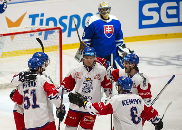 Českí hokejisti sa radujú.