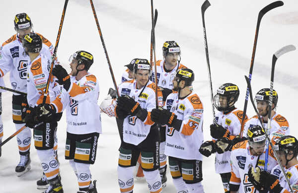 Hráči HC Košice ďakujú fanúšikom. Hráči HC Košice ďakujú fanúšikom.