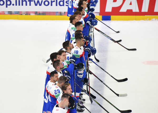 Slováci po prehre s Nemeckom.