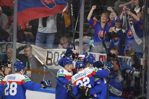 Slovenskí hokejisti po strelenom góle. Slovenskí hokejisti po strelenom góle.