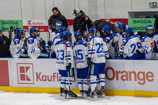 Hráči počúvajú pokyny.