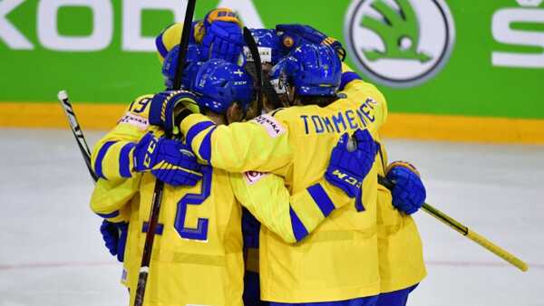 Hokejisti Švédska sa radujú z gólu.
