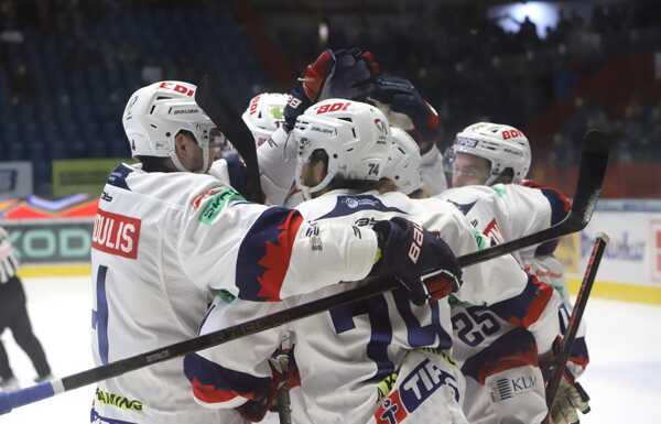 Hokejisti HKM Zvolen po góle. Hokejisti HKM Zvolen po góle.