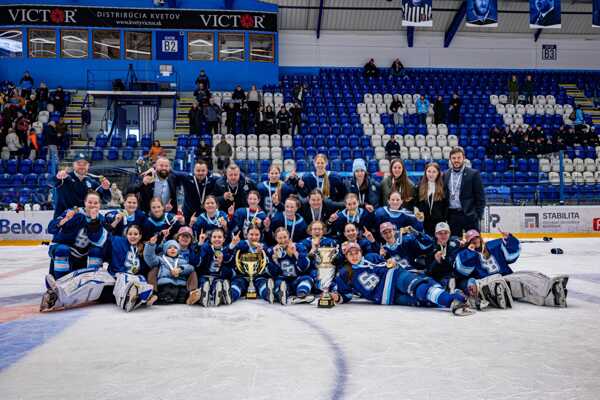 Hokejistky HC Slovan Bratislava oslavujú premiérový titul.