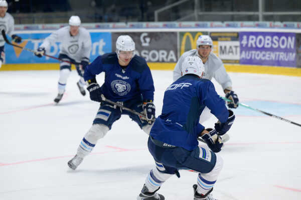 Hráči HK Nitra počas tréningu.