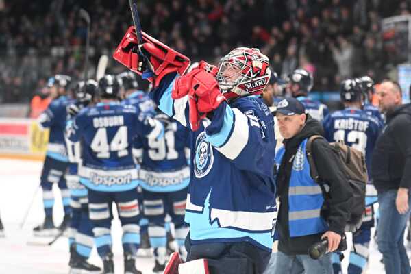Hráči HK Nitra sa radujú.