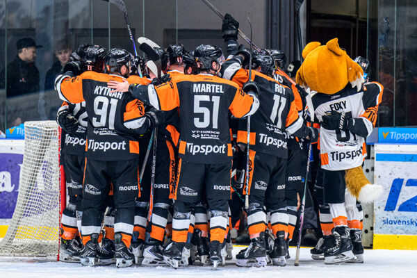 Radujúci sa hokejisti HK Dukla Michalovce.