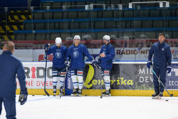 Hráči tímu HK Nitra počas tréningu.