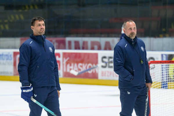 Vľavo asistent trénera Ivan Švarný a tréner Andrej Kmeč počas tréningu HK Nitra.