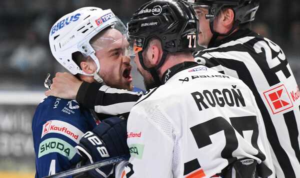 Zľava Jaedon Descheneau (Nitra) a Patrik Rogoň (Košice).