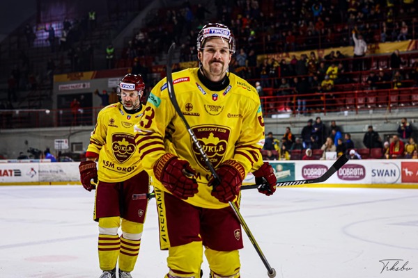 Obranca Jake Cardwell.