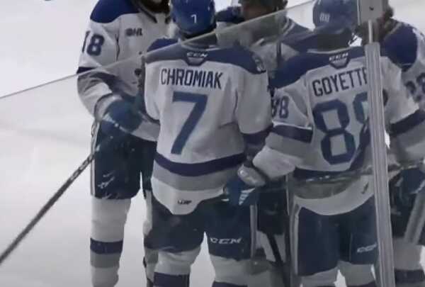 Jakub Chromiak po góle za Sudbury. Jakub Chromiak po góle za Sudbury.