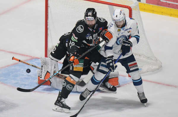 Zľava Jakub Ferenc (Košice) a Jaedon Descheneau (Nitra) v súboji.