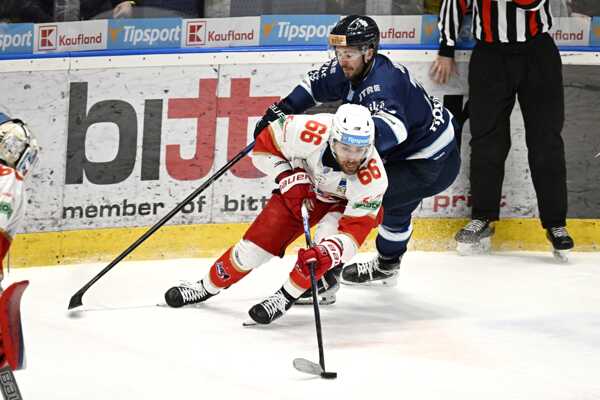 Jakub Nespala v drese Liptovského Mikuláša a Robert Varga zo Slovana Bratislava.