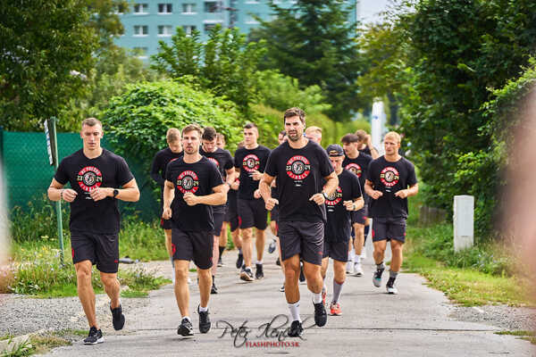 Prešovskí hokejisti počas tréningu na suchu.