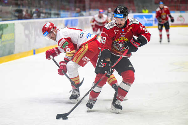 Jakub Suja z Prešova a Carter Turnbull z Banskej Bystrice.