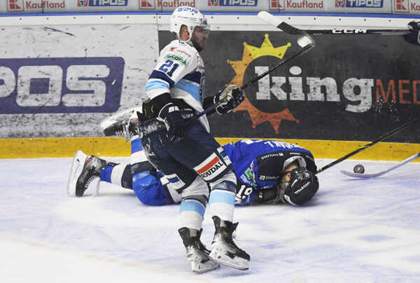 Obranca Ján Brejčák leží na ľade.