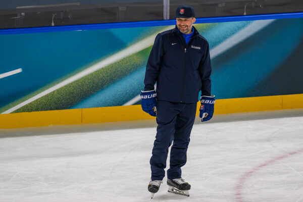 Ján Lašák počas tréningu hokejovej reprezentácie na ZOH 2026 v Miláne.