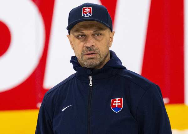 Asistent trénera slovenskej hokejovej reprezentácie Ján Pardavý počas tréningu Slovenska.