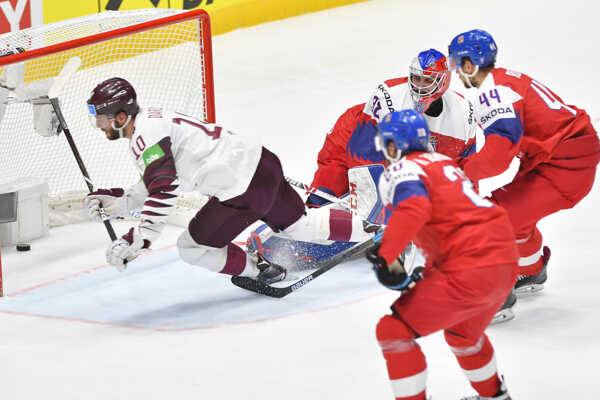 Vpravo Jan Rutta a brankár Patrik Bartošák (Česko) a Lauris Darzins (Lotyšsko).