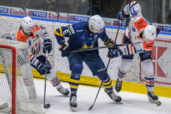 Zľava Jarid Dainius Lukosevicius (Michalovce), Dávid Romaňák (Spišská Nová Ves) a Topi Rönni (Michalovce) v súboji o puk.