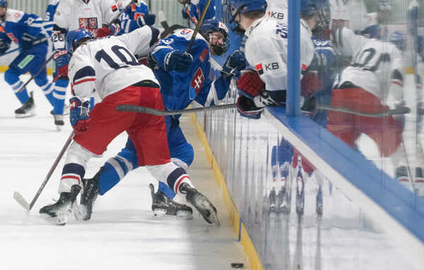 Zľava Jiří Kamas (Česko) a Kristán Kriška (Slovensko) v súboji o puk.