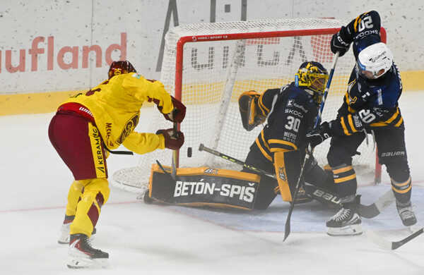 Sprava Jonny Tychonick, brankár Denis Godla (obaja Spišská Nová Ves) a Ville Elmeri Leskinen z Trenčína dáva gól.