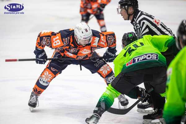 Útočník Joseph Nardi.