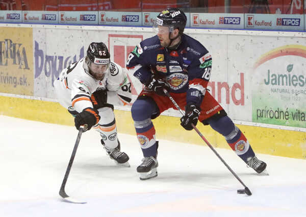 Zľava Josh Teves (Košice) a Martin Jakúbek (Zvolen) v súboji o puk.